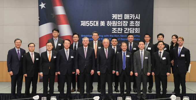 류진 한국경제인협회 회장(앞줄 왼쪽 여섯번째)과 케빈 매카시 前 美하원의장(앞줄 왼쪽 다섯번째)을 비롯한 기업인들이 23일 FKI타워 컨퍼런스센터에서 열린 '케빈 매카시 前 美하원의장 초청 간담회'에서 기념촬영을 하고 있다.(사진=한국경제인연합회)