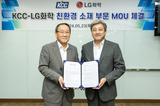 LG화학 이종구 부사장(오른쪽)과 KCC 김상훈 부사장이 업무협약식을 마치고 기념 촬영을 하고있다.(사진=LG화학)