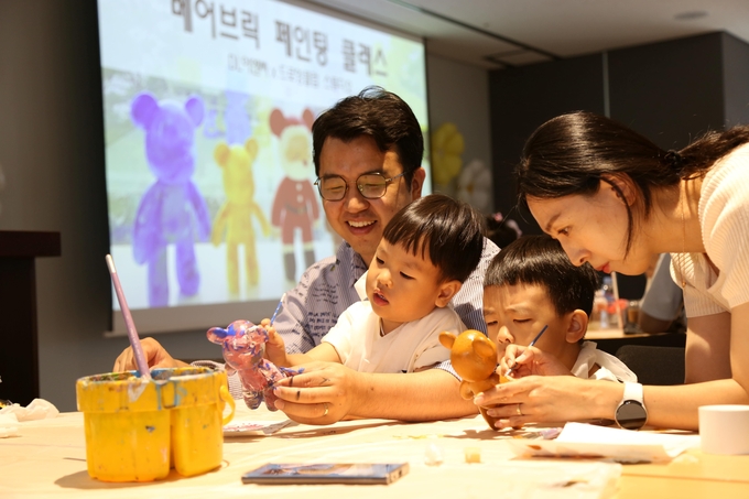 지난 26일 DL이앤씨 패밀리데이에 참석한 직원 가족들이 ‘베어브릭 인형 만들기’를 체험하고 있다.(사진=DL이앤씨)