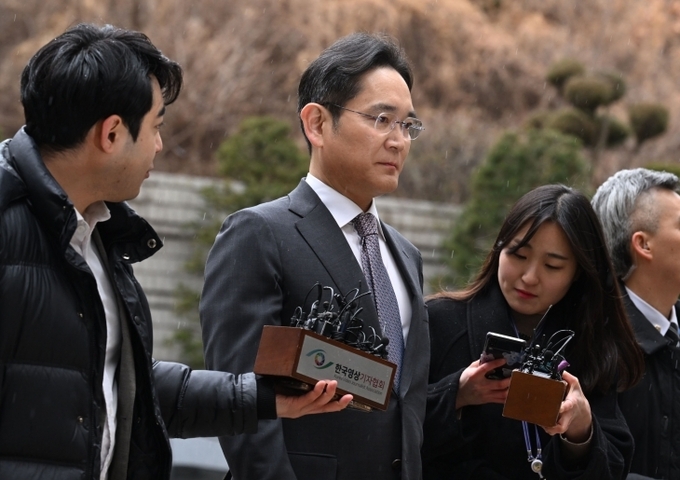 이재용 삼성전자 회장이 지난 2월 5일 오후 서울 서초구 서울중앙지방법원에서 열린 삼성그룹 경영권 승계 관련 부당합병·회계부정 혐의 1심 선고 공판에 출석하는 모습.