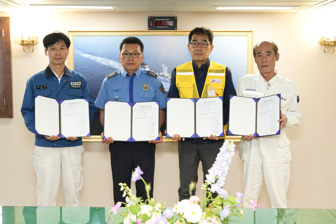 30일 오후 경남 고성군 동해면 SK오션플랜트 사업장에서 부산3001함의 인도식이 열렸다. 이승철 SK오션플랜트 대표, 포스에스앰 건조 감리, 해양경찰청 건조 감독관 등 참석자들이 기념촬영을 하고 있다.(사진=SK오션플랜트)