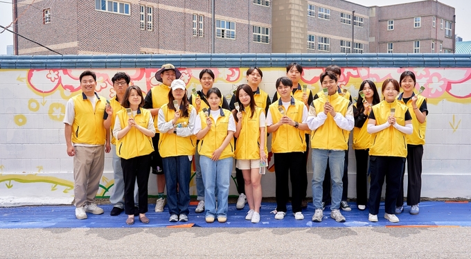 HDC현대산업개발은 지난 5월 HDC 심포니 앙상블 단원과 HDC그룹사와 함께 용산구 관내 삼광초 어린이와 인근 주민들의 거주환경 개선을 위한 봉사활동으로 벽화 그리기를 완성해 기념사진을 촬영했다.(사진=HDC현대산업개발)