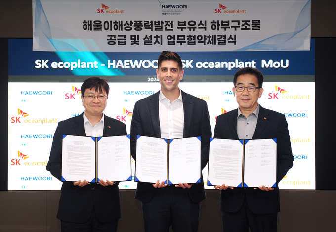지난 5월 31일 서울 종로구 수송동 SK에코플랜트 본사에서 열린 울산 부유식 해상풍력 ‘해울이 프로젝트’의 부유체 제작 및 운송, 설치 분야 협업을 위한 MOU 체결식 모습<br>
김정훈 SK에코플랜트 솔루션BU 대표(왼쪽)와 이승철 SK오션플랜트 대표(오른쪽), 조나단 스핑크 해울이해상풍력발전 대표가 기념촬영을 하고 있다.(사진=SK오션플랜트)