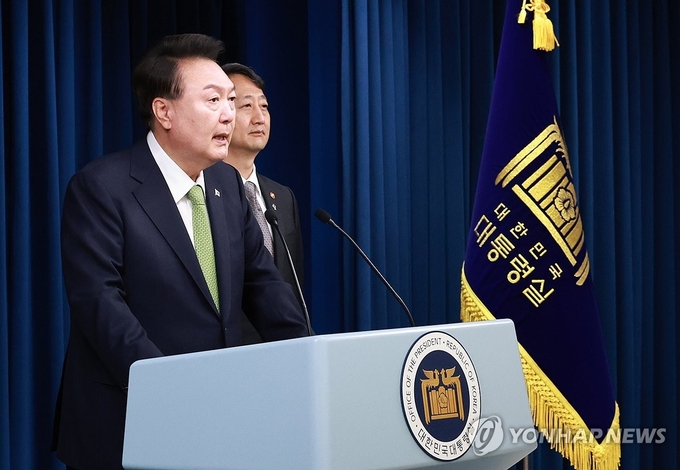  윤석열 대통령이 3일 오전 서울 용산 대통령실 청사 브리핑실에서 열린 국정브리핑에 참석해 동해 석유·가스 매장과 관련해 설명하고 있다. 