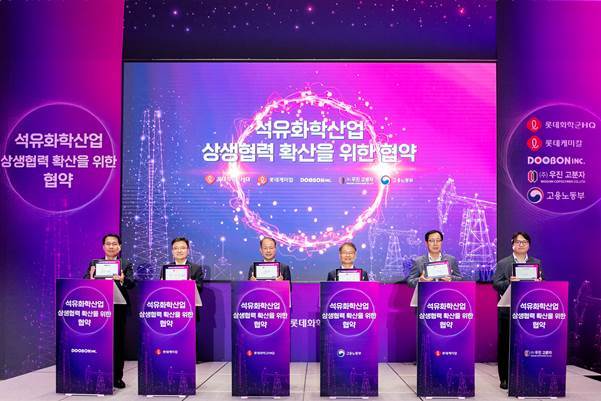  3일 롯데월드타워 31층에서 (왼쪽 두번째부터 ) 황진구 롯데케미칼 기초소재사업 대표, 이훈기 롯데그룹 화학군 총괄대표, 이정식 고용노동부장관, 이영준 롯데케미칼 첨단소재사업 대표 등이 행사에 참석해 기념 촬영을 하고 있다.(사진=롯데케미칼)