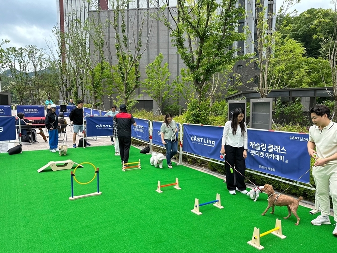 의정부 롯데캐슬 골드포레 단지에서 입주민들이 캐슬링 펫티켓 클래스 행사에 참여하고 있다.(사진=롯데건설)