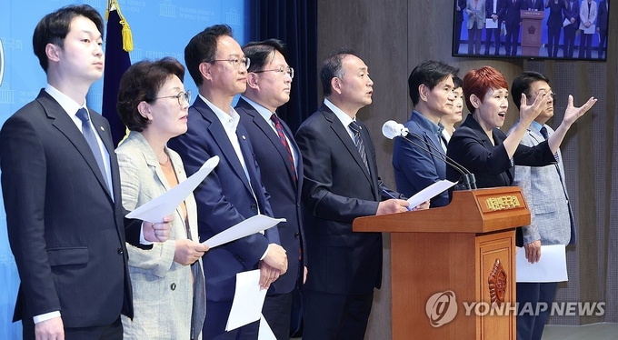 더불어민주당 국회 산업통상자원중소벤처기업위원회 내정 의원들이 7일 오후 국회 소통관에서 포항 영일만 석유·가스 매장 가능성과 관련해 회견하고 있다.(사진=연합뉴스)