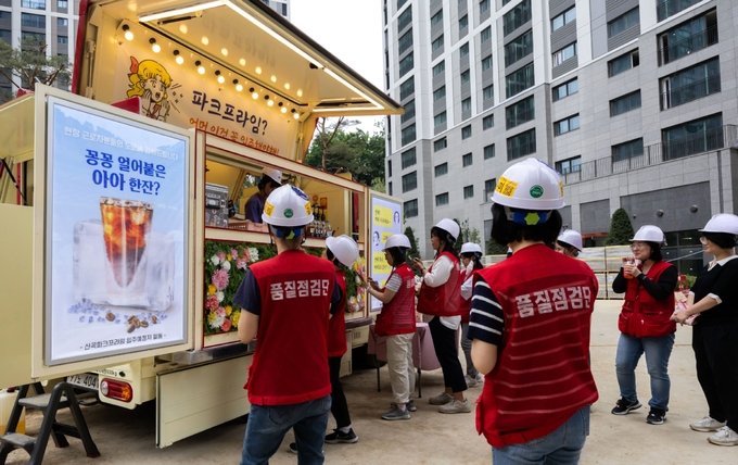 지난 7일 경기 의정부 신곡동에 위치한 ‘e편한세상 신곡 파크프라임’ 아파트 건설 현장에서 DL이앤씨 직원들이 입주예정자협의회가 지원한 커피차에서 음료를 주문하고 있다.(사진=DL이앤씨)
