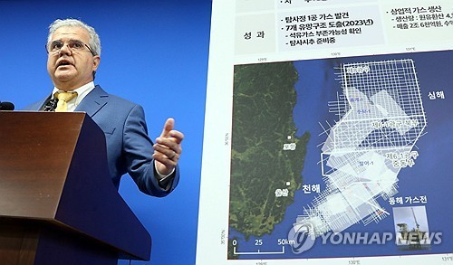 동해 심해 석유·가스 매장 분석을 담당한 미국 액트지오(Act-Geo)의 아브레우 고문이 7일 오전 정부세종청사 산업통상자원부 기자실에서 동해 심해 가스전 개발과 관련한 질문에 답하고 있다(사진=연합뉴스)