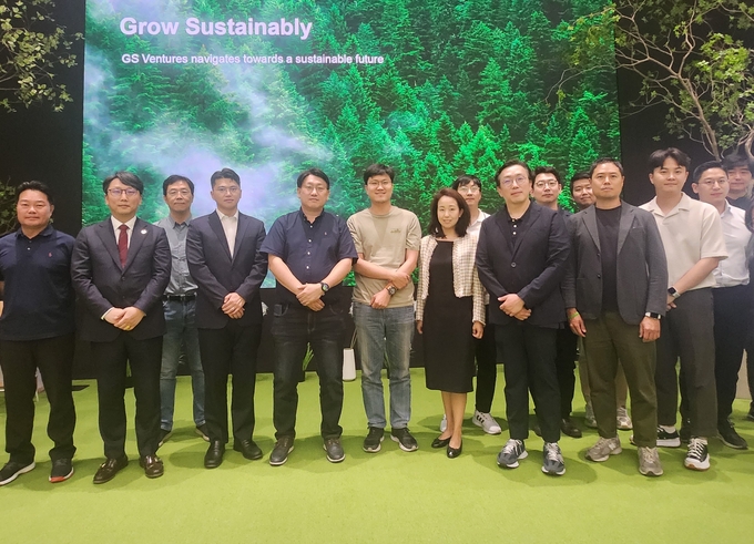 GS벤처스가 ‘배터리의 미래’를 주제로 GSV 테크데이를 열고, GS 가 투자한 배터리 연관 기술 보유 스타트업과 함께 교류 협력의 기회를 가졌다. 왼쪽부터 9번째 GS벤처스 허준녕 대표가 스타트업 경영진과 함께 했다.(사진=GS)