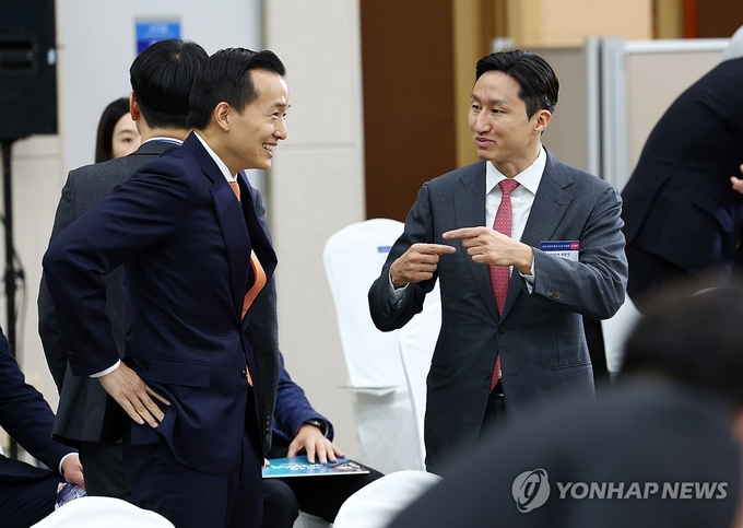김동관 한화그룹 부회장(왼쪽), 정기선 HD현대 부회장과 6일 부산항 국제전시컨벤션센터에서 윤석열 대통령이 참석한 가운데 열린 부산시민의 꿈과 도전 격려 간담회에서 대화하고 있다.(사진=연합뉴스)