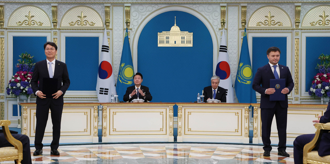 12일 카자흐스탄 아스타나에서 진행된 현대ENG-카즈무나이가스(카자흐스탄 국영석유가스공사) 간 협력계약(CA) 체결식. 윤석열 대통령(왼쪽 두번째)과 카심조마르트 토카예프 카자흐스탄 대통령(오른쪽 두번째)이 임석한 가운데 홍현성 현대엔지니어링 대표(왼쪽 첫번째)와 아쉬캇 카세노프 카즈무나이가스 회장(오른쪽 첫번째)이 서명 후 기념촬영을 하고 있다.(사진=뉴시스)