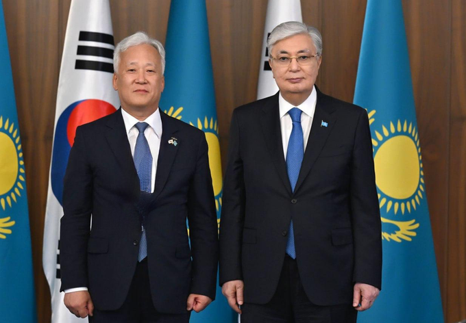 이평구(왼쪽) KIGAM 원장과 카심조마르트 토카예프 카자흐 대통령이 카자흐 힐튼 아스타나에서 바케노 리튬 탐사 회의를 마치고 기념촬영을 하고 있다. (사진=KIGAM)