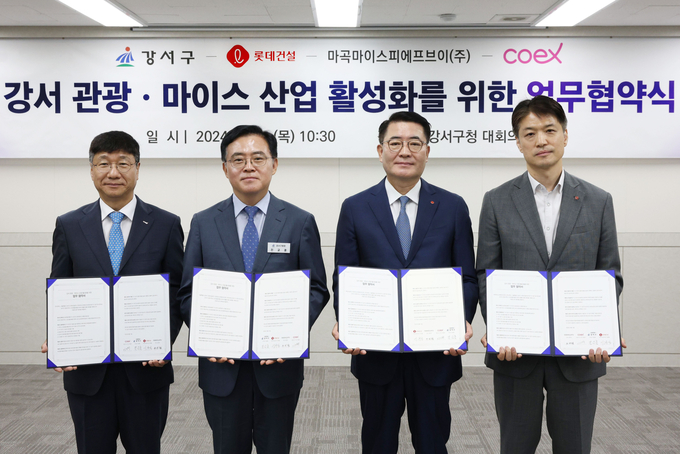 롯데건설이 지난 13일 강서구 대회의실에서 강서 관광마이스 산업 활성화를 위한 MOU를 체결했다. 왼쪽부터 이동기 코엑스 대표이사, 진교훈 서울 강서구청장, 이부용 롯데건설 주택사업본부장, 성무진 마곡마이스피에프브이 대표(사진=롯데건설)