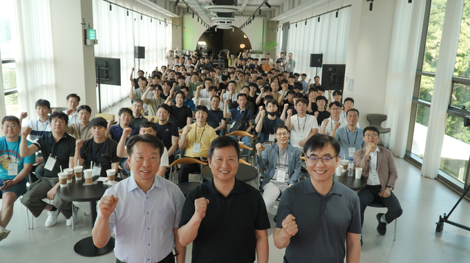 (왼쪽부터) 지속가능경영부문 정무경 사장, TD 사업부문 박기덕 사장, 제련기술부문 정태웅 사장이 지난 13일 열린 'KZ이음의 장' 행사에서 직원들과 기념촬영을 하고 있다.(사진=고려아연)