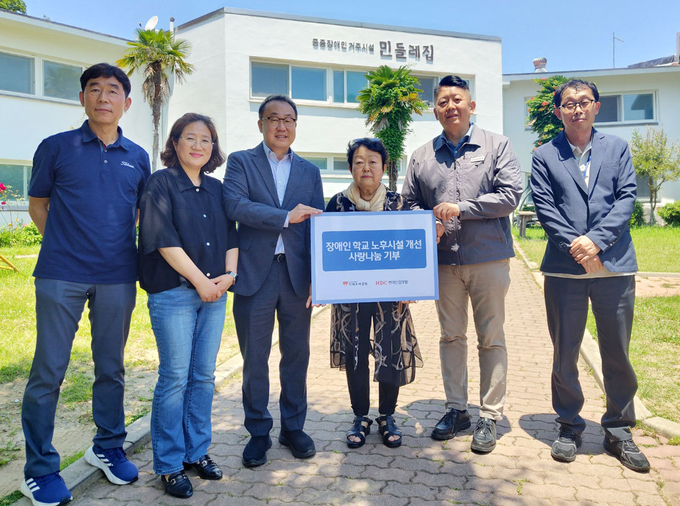 (왼쪽 3번째부터) 신왕섭 HDC현대산업개발 실장, 송우정 애광원 대표, 황기익 HDC현대산업개발 김해도시계획도로 현장소장)(사진=HDC현대산업개발)