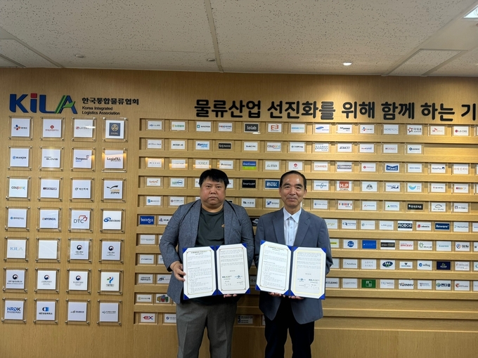 한국통합물류협회 조무영 상근부회장(오른쪽)과 세이프엠 정구영 대표가 협약식 체결 후 포즈를 취하고 있다.(사진=한국통합물류협회)