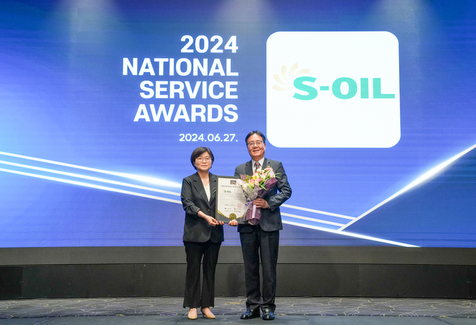 (왼쪽부터) 서울과학종합대학원 교수 하수경 심사위원장, S-OIL 이영호 영업전략부문장(사진=S-OIL)