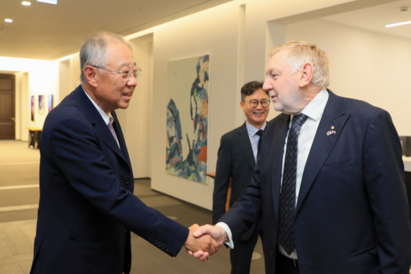 류진 한국경제인협회 회장이 3일 서울 여의도 한국경제인협회를 방문한 마틴 퍼거슨 한·호주 경제협력위원회(AKBC) 회장과 악수하고 있다.(사진=한국경제인협회)