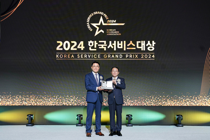 롯데건설 이부용 주택사업본부장(왼쪽)이 ‘2024 한국서비스대상 시상식’에서 수상 후 기념 촬영을 하고 있다.(사진=롯데건설)