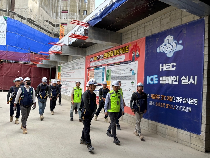  현대엔지니어링 홍현성 대표가 힐스테이트 동탄르센텀 현장을 방문해 온열질환 예방활동 이행상태를 점검하고 있다.(사진=현대엔지니어링)