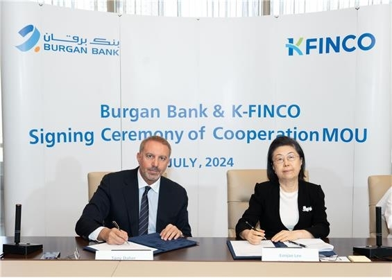 이은재 K-FINCO 전문건설공제조합 이사장(사진 오른쪽)이 앙투안 장 다흐에르 부르간은행그룹 CEO와 9일(현지시간) 쿠웨이트 부르간은행 본점에서 조합원의 해외건설공사 지원을 위한 업무협약식에서 서명을 하고 있다.(사진전문건설공제조합)