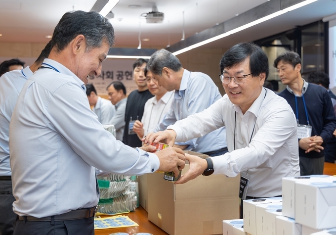 지난해 10월, 우수 협력사 대표단과 함께한 ‘HDC 파트너 사회공헌’ 행사에 참석한 김회언 HDC현대산업개발 대표(오른쪽)와 세아건설 황기만 대표(왼쪽)(사진=HDC현대산업개발)
