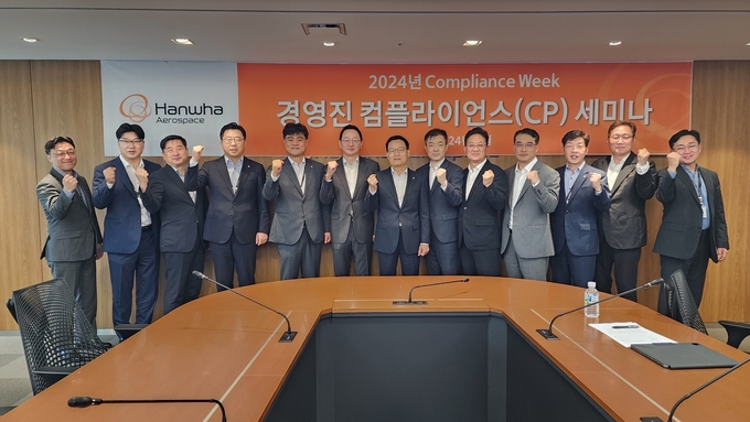 지난 9일 서울 한화빌딩에서 컴플라이언스 위크 행사의 일환으로 진행된 '경영진 컴플라이언스 세미나'에 참석한 손재일 한화에어로스페이스 대표(가운데)와 임원진들이 기념사진을 찍고 있다.(사진=한화에어로스페이스)
