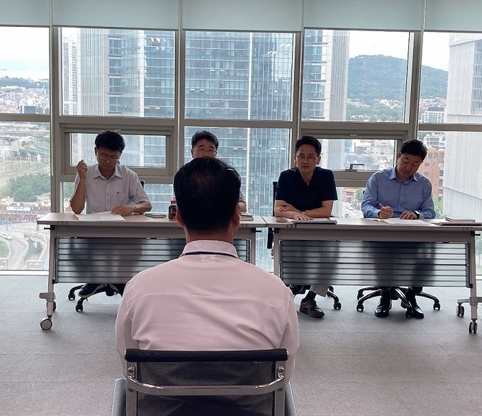 내부 면접관 모의면접 및 피드백 진행 모습/사진=코레일네트웍스 제공
