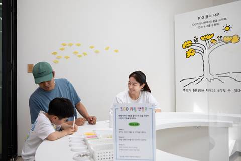 13일 상하농원에서 열린 삼양그룹 창립 100주년 기념 특별전시회 ‘안녕 100’에서 방문객들이 체험활동에 참여하고 있다.(사진=삼양그룹)