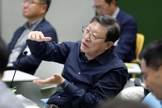 17일 오후 GS타워에서 열린 하반기 GS 임원 모임에서 허태수 회장이 그룹의 신사업 의지를 피력하는 한편, 디지털 혁신 가속화를 당부하고 있다.(사진=GS)