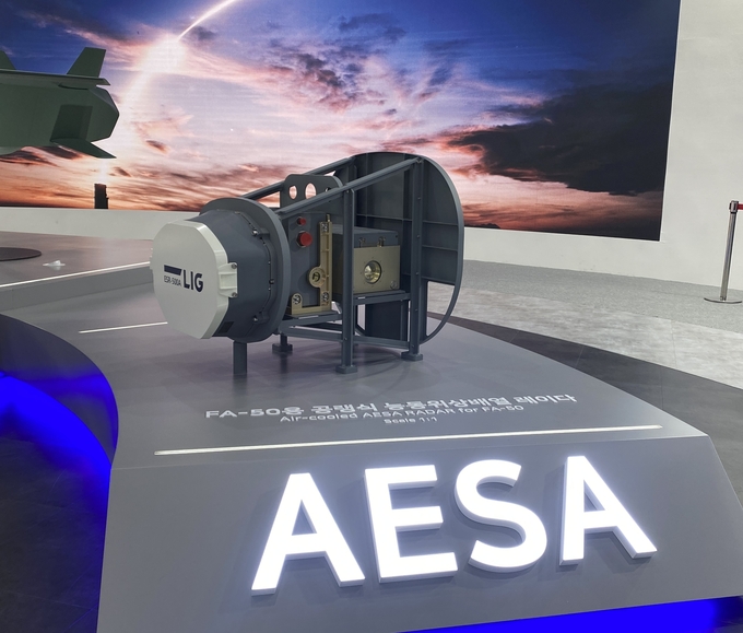 2023년 ADEX에서 전시한 LIG넥스원의 FA-50용 공랭식 AESA 레이다(사진=LIG넥스원)