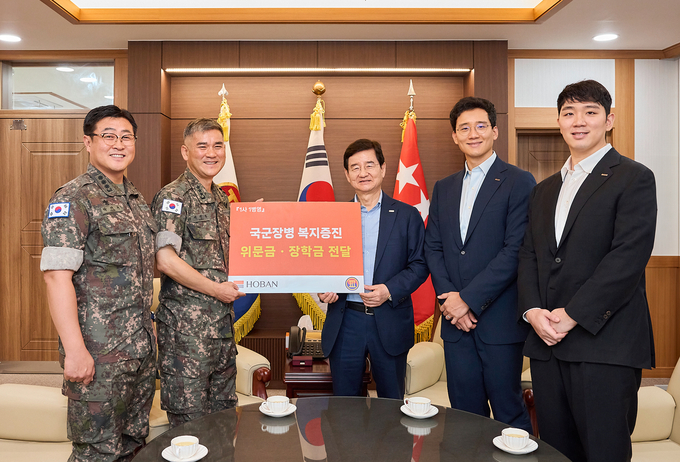 (왼쪽에서) 두 번째부터 육군 3군단 군단장, 김선규 호반그룹 회장, 김대헌 호반그룹 기획총괄사장,김민성 호반산업 전무(사진=호반건설)