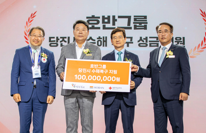 (왼쪽부터) 문은수 대한적십자사 충남지회장, 오성환 당진시장, 김선규 호반그룹 회장, 송종민 대한전선 부회장(사진=호반그룹)