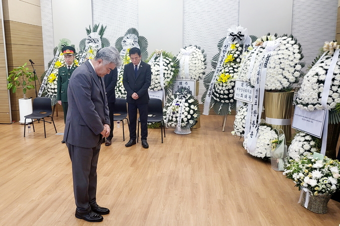대우건설 정원주 회장이 25일 주한 베트남 대사관을 찾아 조문하고 있다.(사진=대우건설) 