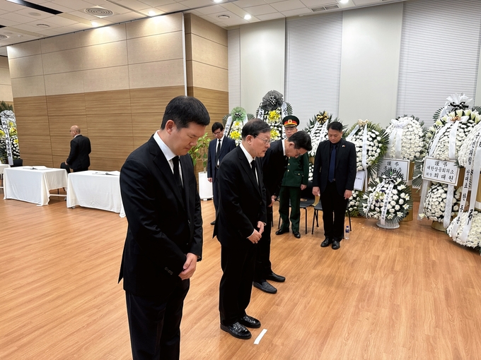 GS 허태수 회장(왼쪽에서 두번째)이 조문하고 있다.(사진=GS)
