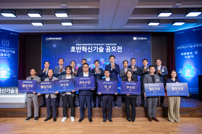 왼쪽부터 호반프라퍼티 박재욱 대표, 호반그룹 레저부문 이정호 부회장, 서울신문 곽태헌 사장, 창업진흥원 최윤승 팀장, 호반그룹 김선규 회장, 호반그룹 김대헌 기획총괄사장, GS건설 김영신 전무(CTO, 최고기술책임자), 호반건설 문갑 경영부문장, 호반프라퍼티 강신주 사업부문 대표, 호반그룹 김세준 전무)(사진=호반그룹)