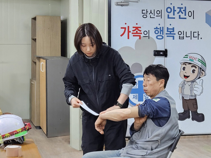 HDC현대산업개발은 근골격계질환 예방을 위해 올해 상반기부터 전문강사를 통한 테이핑 교육을 진행하고 있다. 이문아이파크자이 현장(사진=HDC현대산업개발)
