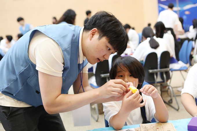 포스코퓨처엠이 친환경 미래소재 기업의 특성을 살려 어린이 환경교육 사회공헌 활동을 펼친다.(사진=포스코퓨처엠) 