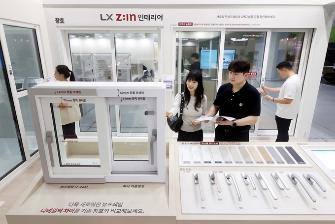 '2024 코리아빌드위크(코엑스)' LX하우시스 전시관 방문객들이 기존 대비 창호 프레임 두께를 대폭 줄인 신제품 '뷰프레임 창호'를 살펴보고 있는 모습(사진=LX하우시스)