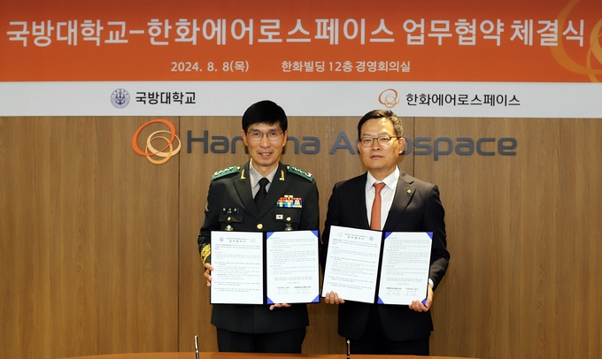 9일 손재일 한화에어로스페이스 대표(오른쪽)와 임기훈 국방대학교 총장(왼쪽)이 업무협약식 후 기념사진을 촬영하고있다.(사진=한화에어로스페이스)