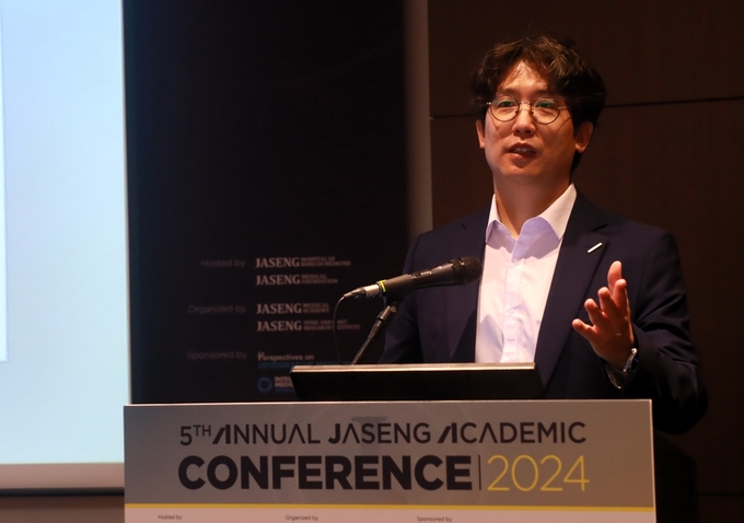 데이빗 모어 캐나다 오타와병원 연구소 임상역학 프로그램 교수(왼쪽)와 하인혁 자생한방병원 척추관절연구소장이 기조연설자로 나서 발표하고 있다.
