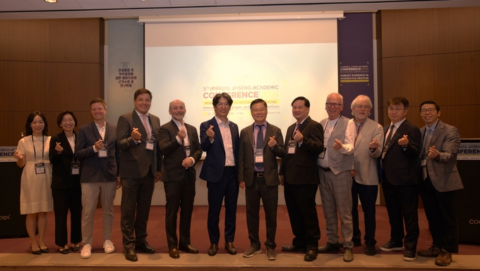  2024 자생국제학술대회 발표자들이 기념촬영을 하고 있다.