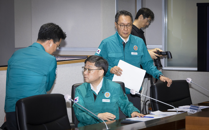 정부는 추석연휴 기간 문여는 병·의원 및 약국, 코로나19 환자 분산을 위한 발열클리닉 및 코로나19 진료협력병원 지정 운영 등에 한시 지원을 강화할 계획이다.