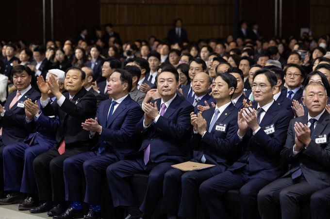 윤석열 대통령이 '상공의 날' 행사에서 최태원 대한상의 회장, 안덕근 산업통상자원부 장관, 이재용 삼성전자 회장 정의선 현대차그룹 회장 등과 동석해 박수를 치고 있다. (사진제공=대통령실)