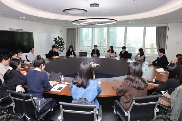 유한양행이 24일 서울 대방동 소재 본사에서 동작구청과 고용노동부 서울관악지청이 함께하는 ‘일자리 수요데이’ 원데이 기업투어를 진행하고 있다. 