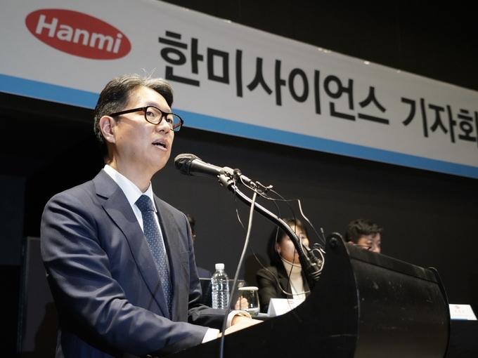 임종훈 한미사이언스 대표가 한미그룹 밸류업 및 중장기 성장전략에 대해 발표하고 있다 