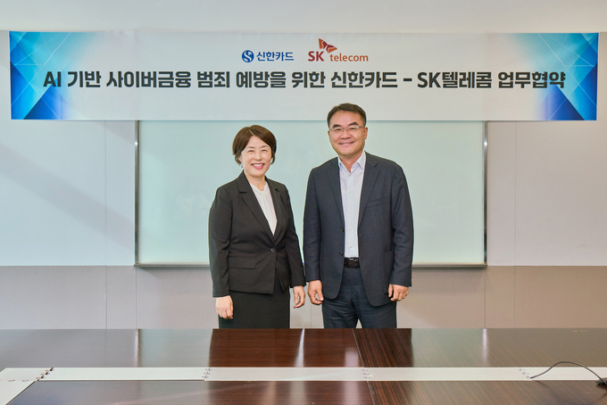 (왼쪽부터) 진미경 신한카드 고객 최고 책임자와 이규식 SKT AI Contact 사업 담당. (사진 SK텔레콤)