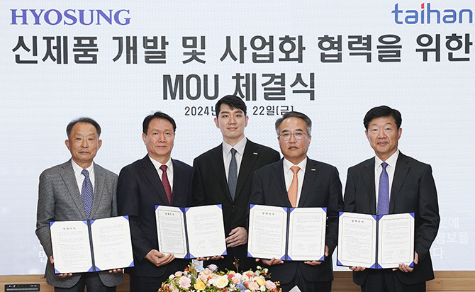 협약서에 서명을 한후 기념촬영을 하고 있다. 왼쪽부터 이건종 효성화학 대표이사 부사장, 황윤언 효성 전략본부장 부사장, 김민성 호반그룹 기획관리실장 전무, 송종민 대한전선 대표이사 부회장, 우태희 효성중공업 대표이사 사장