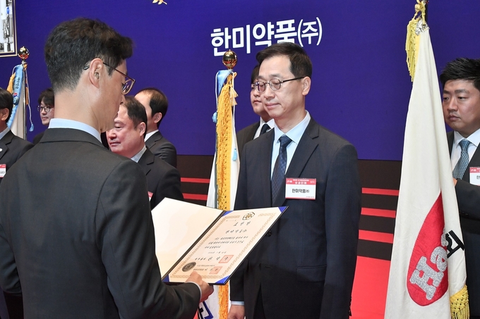지난 20일 서울 코엑스에서 열린 ‘제50회 국가품질경영대회’에서 박재현 한미약품 사장(오른쪽)이 진종욱 국가기술표준원 원장으로부터 국가품질특별상 지속가능경영 부문 국무총리 표창을 수상하고 있다. 